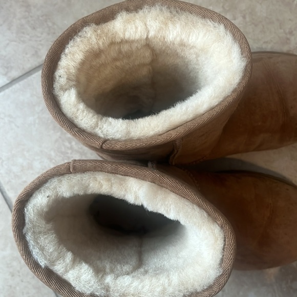 Womens size 7 Uggs in Chestnut. Short size - Picture 3 of 4